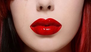 Anot grožio specialistų, putlios lūpos ne tik suteikia moteriai seksualumo, bet ir ją jaunina.
