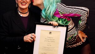 Lady Gagos bučinys Sidnėjaus merei Clover Moore.