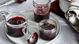 10 saldžių atsargų receptų: verdame iš vyšnių, mėlynių, aviečių ir kitų uogų