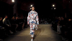&bdquo;Alexander McQueen&ldquo; 2016 m. pavasario-vasaros kolekcijos modelis 