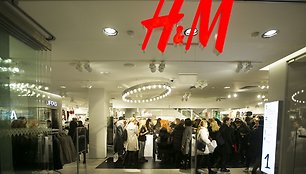 Pirkėjai šluoja „Balmain x H&M“ kolekciją