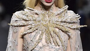 &bdquo;Elie Saab&ldquo; 2016 m. rudens-žiemos auk&scaron;tosios mados kolekcijos modelis