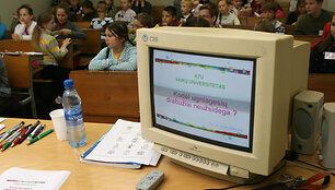 KTU universiteto paskaita &bdquo;Kodėl ugniagesių drabužiai neužsidega liepsnoje?&ldquo; .