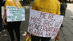 Kauno liberalus jaunimas "plauna" merą