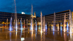Kauno Vienybės aikštės fontanas vakarais pražysta spalvomis