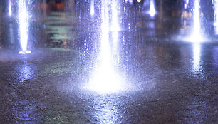 Kauno Vienybės aikštės fontanas vakarais pražysta spalvomis