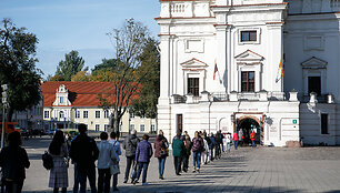 Gabrielius Landsbergis prie i&scaron;ankstinio balsavimo vietos Kaune