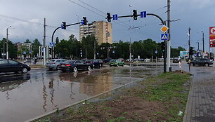 kaune-lietus-uzliejo-taikos-prospekto-sankryza