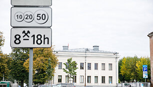 Automobilių aik&scaron;telė prie Kauno geležinkelio stoties