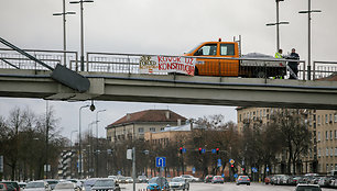 Plakatas ant pėsčiųjų tilto