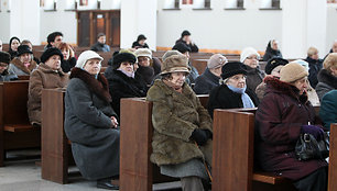 Irenos Matijošaitienės draugai paminklinėje Kristaus Prisikėlimo bažnyčioje