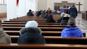 Irenos Matijošaitienės draugai paminklinėje Kristaus Prisikėlimo bažnyčioje