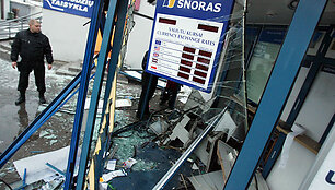 Banko &bdquo;Snoras&ldquo; kioskelyje nugriaudėjęs sprogimas statinį smarkiai apgadino: i&scaron;dužo langai, subyrėjo vidinės pertvaros. Nuolaužas sprogimo banga i&scaron;mėtė 20 metrų atstumu.