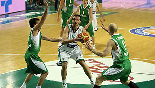 Mirza Begičius (su kamuoliu) į svečių krep&scaron;į įmetė 10 ta&scaron;kų ir atkovojo 7 kamuolius.