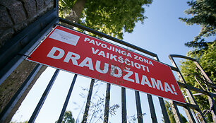 Ženklai bažnyčios teritorijoje