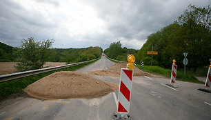 Kelias uždarytas dėl remontuojamo tilto