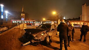 BMW ir autobuso avarija