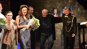 Rež. Robertu Sturua su kūrybine komanda per premjerą