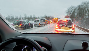 Žiemą ypač svarbu laikytis saugaus atstumo tarp transporto priemonių