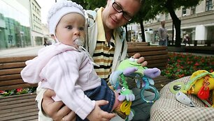 Tėvystės atostogos padeda vyrams užmegzti glaudesnius ry&scaron;ius su vaiku.