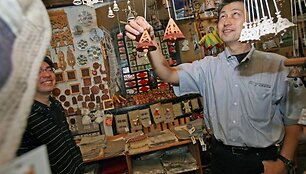 Verslininkai i&scaron; Japonijos Kaune neturėjo laiko daug i&scaron;laidauti. Į suvenyrų parduotuvę užsuko tik akimirkai.