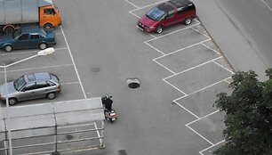 Kaune, prie prekybos centro atviras &scaron;ulinys, kurio niekas neuždengia ir netvarko jau kelias dienas.