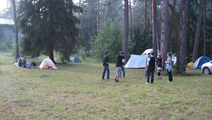 Atokiau scenos įsikūrę festivalio žiūrovai rado savų pramogų.