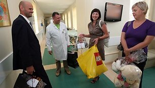 Vasarą Kauno klinikose leidžiantiems ligoniukams fondo nariai atvežė jų pra&scaron;ytų žaislų, knygų.