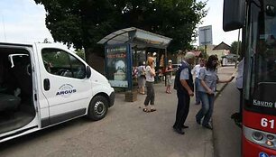 Peiliu ginkluotas "zuikis" sužeidė dvi saugos tarnyboje "Argus" dirbusias moteris.