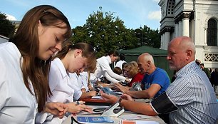 Mokslų dar nebaigę medicinos studentai bendravo su žmonėmis.