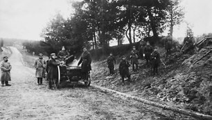 Lietuvos kariuomenės 5-ojo pėstininkų Lietuvos Didžiojo kunigaikščio Kęstučio pulko kariai aprūpinami maistu lauko virtuvėje lenkų fronte, 1920 m.