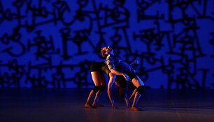 Kauno &scaron;okio teatras &bdquo;Aura&ldquo; parodys vieną naujausių savo darbų &ndash; &scaron;okio spektaklį &bdquo;Interjerai&ldquo;. 