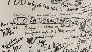 Vaikai apra&scaron;inėjo sieną, kurioje savo linkėjimus buvo palikę kūrėjai