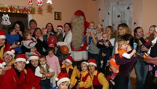 Tikrasis Kalėdų Senelis savo kelionių metu lanko įvairias įstaigas, taip pat ir vaikų ligonines, globos namus