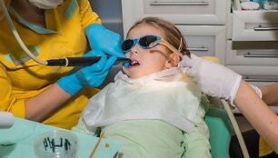 Mergaitė pas odontologą (asociatyvinė nuotr.)