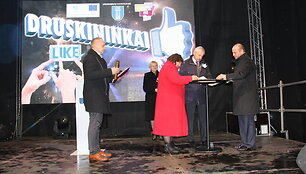 Druskininkuose įžiebtas didžiausias pasaulyje &bdquo;LIKE&ldquo; ženklas