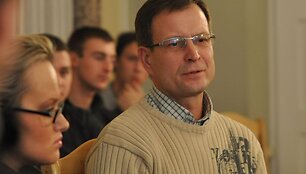 Ekokine kalbama apie didžiulių kompanijų daromą žalą aplinkai.