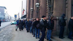Trečiadienį ryte daugiau nei 200 kauniečių laukė Lietuvos banko darbo pradžios.