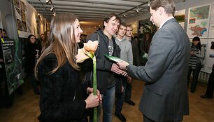 &Scaron;.Kiaunės kartu su kolegomis parengtas projektas &bdquo;Sala, jungianti krantus&ldquo; pelnė daugiausia komisijos simpatijų. Jo autoriams skirta 11 tūkst. litų piniginė premija.
