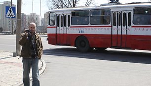 Vietiniai autobuse smalsiai žiūri į keliautojus, kurių jų šalyje mažai