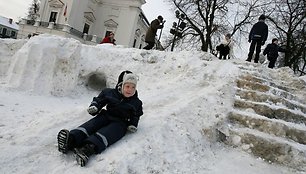 Rotušės aikštėje sniego skulptoriai sukūrė funkcionalias skulptūras, ant kurių vaikai gali užlipti, nuo jų nučiuožti. Tai mažiesiems kauniečiams labai patinka.