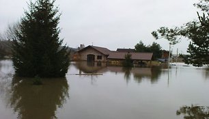 Patvinusios Neries vanduo Kaune apsėmė namus