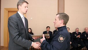 Meras įteikė padėkas nuo potvynio žmones gelbėjusiems ugniagesiams