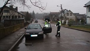 Šuo Amsis ir policijos pareigūnai