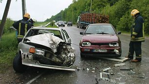 Avarija Kaune: automobilis trenkėsi į mi&scaron;kovežio priekabą. O į &bdquo;Audi 80&ldquo; įvažiavo &bdquo;VW Golf&ldquo;.