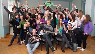 Kauno Maironio gimnazijos abiturientai vakar ruo&scaron;ėsi &bdquo;Paskutinio skambučio&ldquo; &scaron;ventei. Ne vienas prisipažino, kad dar nesupranta, jog rytoj oficialiai atsisveikins daug metų antrais namais vadinta mokykla.