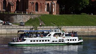 Sekmadienį į Kulautuvą i&scaron;vykęs keleivių pilnas laivas i&scaron; senosios Nemuno krantinės Kaune sekmadieniais kursuos iki vasaros pabaigos. 