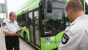 Naujieji kontrolieriai darbą Kauno vie&scaron;ajame transporte pradėjo liepos 1-ąją.