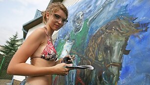 Dailininkė Ieva Liesytė Žalgirio mū&scaron;io jubiliejų nusprendė paminėti, sukurdama specialų paveikslą.