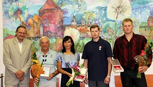 Disko metikas Andrius Gudžius ir i&scaron;kluotoja Donata Vi&scaron;tartaitė buvo apdovanoti padėkomis. Jas gavo ir jaunųjų aukso medalininkų treneriai.